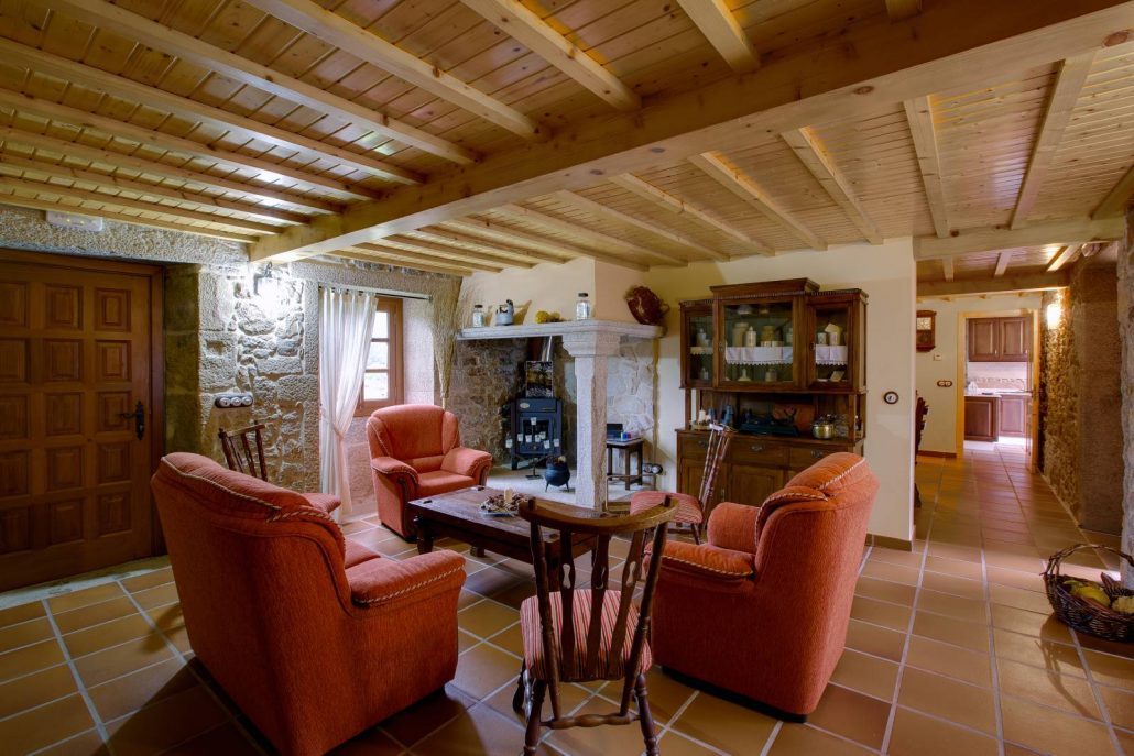 salón con chimenea Casa Rual A Avoa María